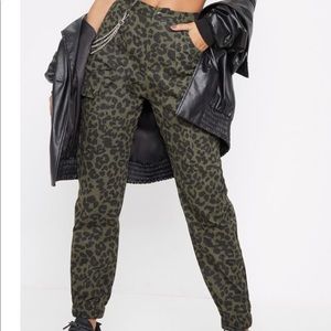 PrettyLittleThing Leopard Cargo Pants